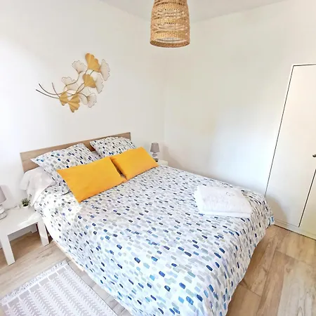 2 Pieces Avec Balcon, Clim Et Parking Au Port De * 耶尔